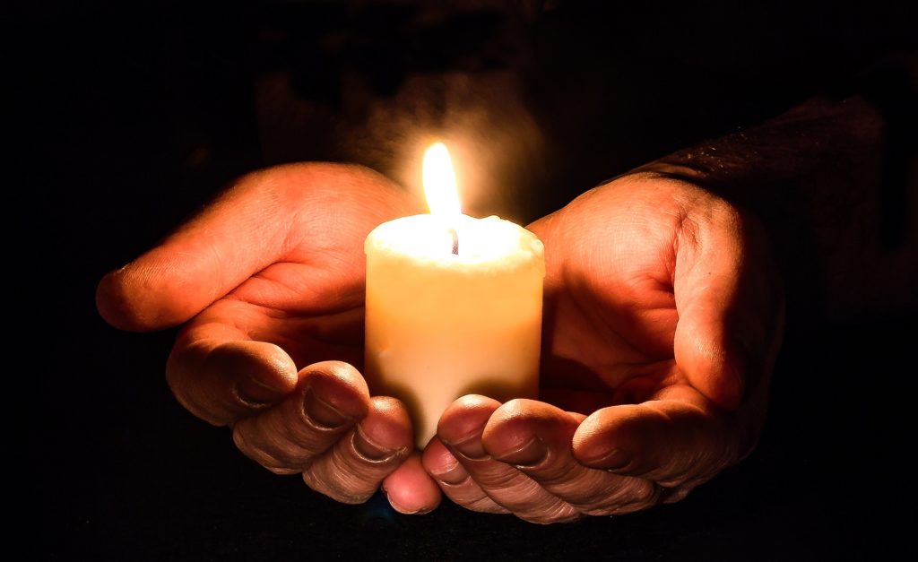 Dieses Bild hat ein leeres Alt-Attribut. Der Dateiname ist hands-candle-1024x627.jpg